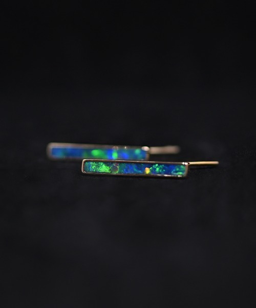 sowi（ソーイ）の「K10YG　オパール×オニキス　オーロラ シナジーコレクション　フックピアス（ピアス（両耳用）・レディース・ゴールド・ﾌﾘ-）」の3枚目の写真
