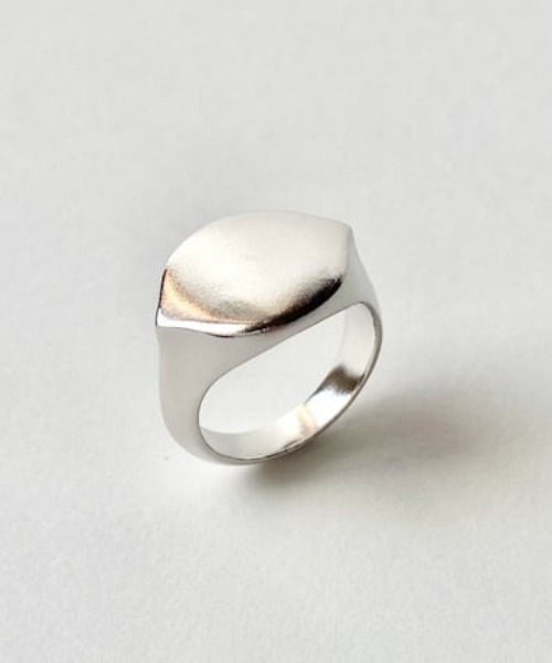 MELANGE(メランジェ)の「MELANGE Solid ワイドシグネットリング(リング・レディース・シルバー・#13/#11)」の1枚目の写真