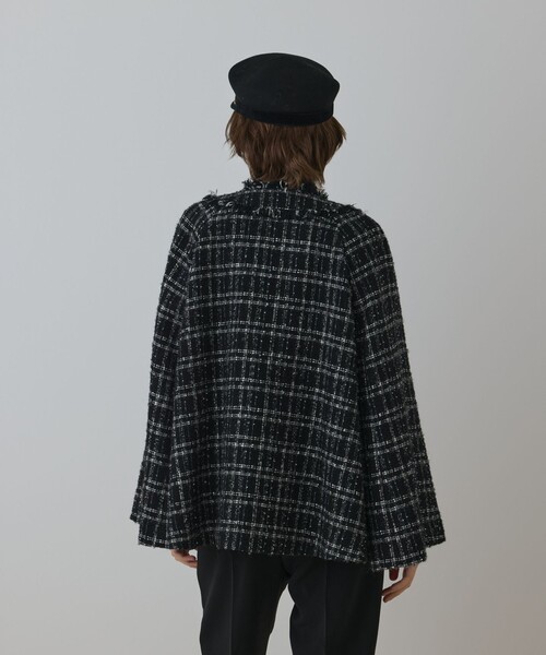 GRACE CONTINENTAL(グレースコンチネンタル)の「フレアスリーブツイードジャケット(ノーカラージャケット・レディース・キナリ/ブラック・36)」の4枚目の写真
