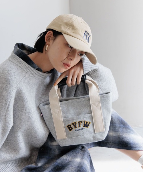 BAYFLOW（ベイフロー）の「[500mlのボトルや長財布も入る]スウェットロゴトートS（トートバッグ・レディース・グレー・FREE）」の3枚目の写真