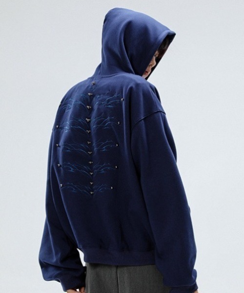 lilful(リルフル)の「【26年春夏新作】パールリベットオーバーサイズ刺繍フーディー(パーカー・メンズ・ネイビー/ブラック/グレー・F)」の1枚目の写真