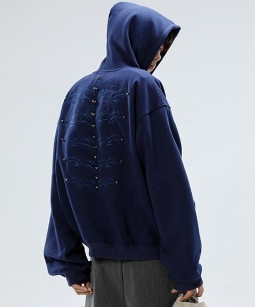 lilful(リルフル)の「【26年春夏新作】パールリベットオーバーサイズ刺繍フーディー(パーカー・メンズ・ネイビー/ブラック/グレー・F)」の7枚目の写真