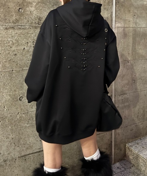 lilful(リルフル)の「【26年春夏新作】パールリベットオーバーサイズ刺繍フーディー(パーカー・メンズ・ネイビー/ブラック/グレー・F)」の9枚目の写真