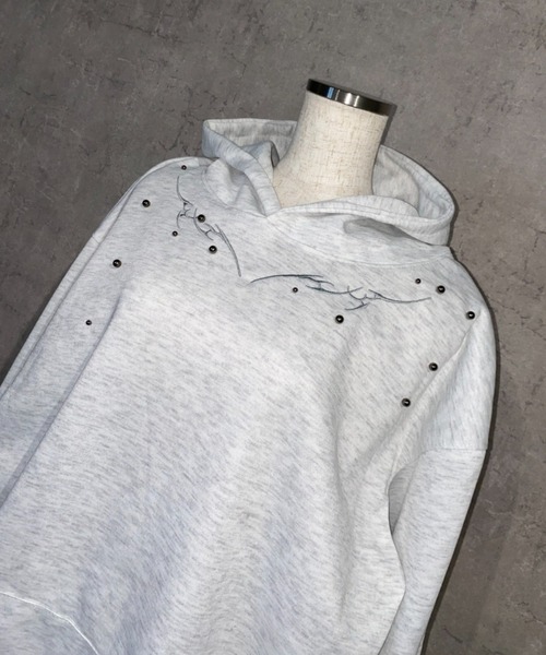 lilful(リルフル)の「【26年春夏新作】パールリベットオーバーサイズ刺繍フーディー(パーカー・メンズ・ネイビー/ブラック/グレー・F)」の12枚目の写真