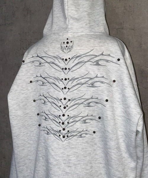 lilful(リルフル)の「【26年春夏新作】パールリベットオーバーサイズ刺繍フーディー(パーカー・メンズ・ネイビー/ブラック/グレー・F)」の14枚目の写真
