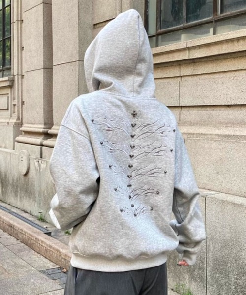 lilful(リルフル)の「【26年春夏新作】パールリベットオーバーサイズ刺繍フーディー(パーカー・メンズ・ネイビー/ブラック/グレー・F)」の17枚目の写真