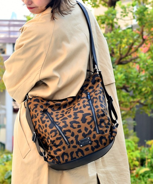 LAZY SUSAN（レイジースーザン）の「リュックバッグ３ＷＡＹアニマルプリント（バックパック/リュック・レディース・レオパード/ゼブラ・FREE）」の2枚目の写真