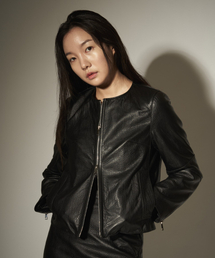 LUNECAVE（ルン ケイブ）の「Lambskin round neck cropped zip-up jacket（ライダースジャケット）」