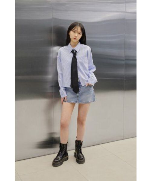 MUSINSA STANDARD WOMAN（ムシンサスタンダードウーマン）の「ウィメンズストライプオーバーサイズクロップポプリンシャツ[ブルー]（シャツ/ブラウス・レディース・その他・LARGE/MEDIUM/SMALL/X-SMALL）」の11枚目の写真