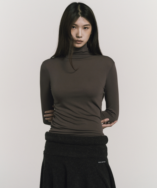NICK&NICOLE（ニックアンドニコール）の「[ESSENTIAL] SLIM TURTLENECK TOP_BROWN（Tシャツ/カットソー・レディース・その他・MEDIUM/LARGE）」の2枚目の写真