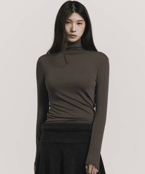 NICK&NICOLE（ニックアンドニコール）の「[ESSENTIAL] SLIM TURTLENECK TOP_BROWN（Tシャツ/カットソー・レディース・その他・MEDIUM/LARGE）」の3枚目の写真