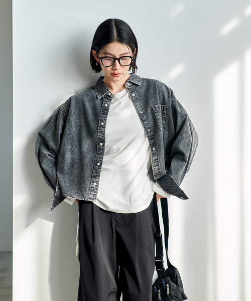 FREAK'S STORE(フリークスストア)の「とろみデニムショートシャツ/リヨセル デニムショート丈シャツ<セットアップ対応>(シャツ/ブラウス・レディース・サックスブルー/ブルー/チャコール・フリ-)」の1枚目の写真