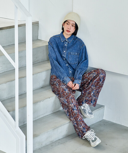 FREAK'S STORE(フリークスストア)の「とろみデニムショートシャツ/リヨセル デニムショート丈シャツ<セットアップ対応>(シャツ/ブラウス・レディース・サックスブルー/ブルー/チャコール・フリ-)」の18枚目の写真