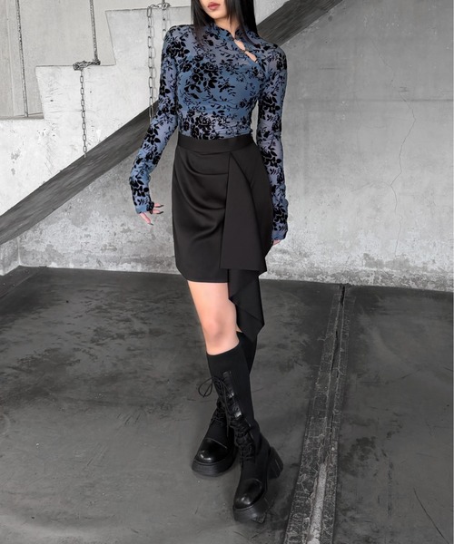 LVEU.(ラブユ.)の「【LVEU.】フックデザインレースシアートップス / トップス カットソー シアー シースルー ベロア アシメ アシンメトリー ボタニカル チャイナカラー レイヤード インナー ブルー ブラック レッド モード(Tシャツ/カットソー・レディース・ブルー/ブラック・FREE)」の8枚目の写真