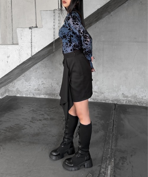 LVEU.(ラブユ.)の「【LVEU.】フックデザインレースシアートップス / トップス カットソー シアー シースルー ベロア アシメ アシンメトリー ボタニカル チャイナカラー レイヤード インナー ブルー ブラック レッド モード(Tシャツ/カットソー・レディース・ブルー/ブラック・FREE)」の9枚目の写真