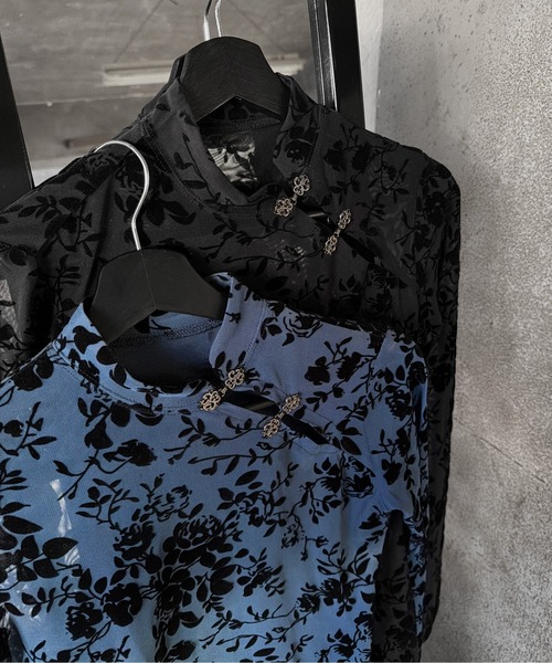 LVEU.(ラブユ.)の「【LVEU.】フックデザインレースシアートップス / トップス カットソー シアー シースルー ベロア アシメ アシンメトリー ボタニカル チャイナカラー レイヤード インナー ブルー ブラック レッド モード(Tシャツ/カットソー・レディース・ブルー/ブラック・FREE)」の13枚目の写真