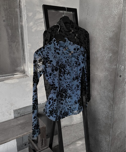LVEU.(ラブユ.)の「【LVEU.】フックデザインレースシアートップス / トップス カットソー シアー シースルー ベロア アシメ アシンメトリー ボタニカル チャイナカラー レイヤード インナー ブルー ブラック レッド モード(Tシャツ/カットソー・レディース・ブルー/ブラック・FREE)」の15枚目の写真