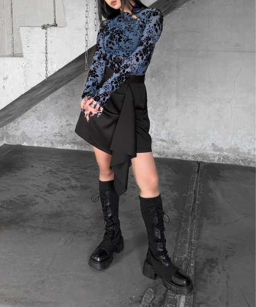 LVEU.(ラブユ.)の「【LVEU.】フックデザインレースシアートップス / トップス カットソー シアー シースルー ベロア アシメ アシンメトリー ボタニカル チャイナカラー レイヤード インナー ブルー ブラック レッド モード(Tシャツ/カットソー・レディース・ブルー/ブラック・FREE)」の11枚目の写真