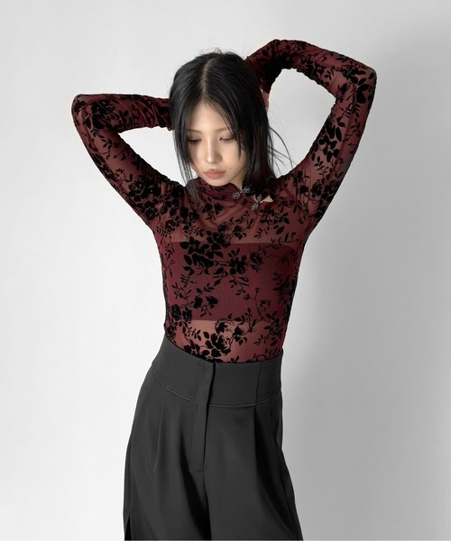 LVEU.(ラブユ.)の「【LVEU.】フックデザインレースシアートップス / トップス カットソー シアー シースルー ベロア アシメ アシンメトリー ボタニカル チャイナカラー レイヤード インナー ブルー ブラック レッド モード(Tシャツ/カットソー・レディース・ブルー/ブラック・FREE)」の21枚目の写真
