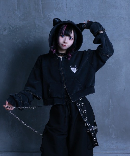 Amilige(アミリージュ)の「猫耳袖ZIPショート丈パーカー(パーカー・レディース・グレー/ブラック・FREE)」の2枚目の写真