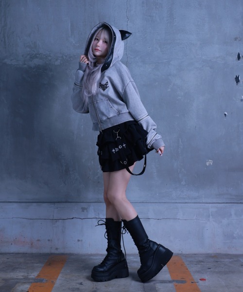 Amilige(アミリージュ)の「猫耳袖ZIPショート丈パーカー(パーカー・レディース・グレー/ブラック・FREE)」の3枚目の写真