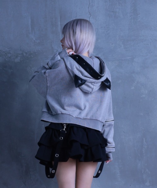 Amilige(アミリージュ)の「猫耳袖ZIPショート丈パーカー(パーカー・レディース・グレー/ブラック・FREE)」の5枚目の写真