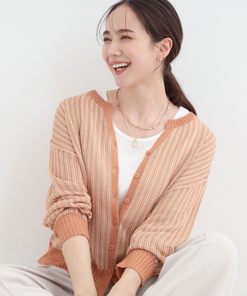 SHOO・LA・RUE(シューラルー)の「【洗濯機可/S-LL】キーネックでお顔周りすっきり ざっくり編みカーディガン(カーディガン/ボレロ・レディース・オレンジ系その他4/ネイビー/グリーン系その他4・01/02/04/03)」の3枚目の写真