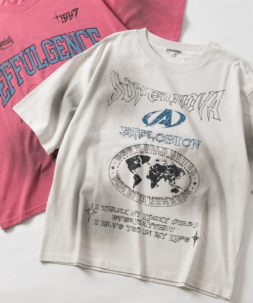 JOHN'S CLOSET(ジョンズクローゼット)の「【13】スプレー加工 グラフィックロゴ ユーズドライクTシャツ(Tシャツ/カットソー・メンズ・ピンク/カーキ/ブラック/アイボリー・MEDIUM/LARGE)」の1枚目の写真