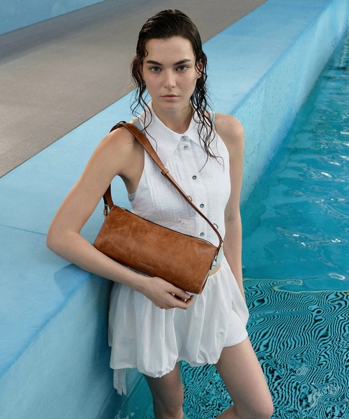 CHARLES & KEITH（チャールズ & キース）の「Delfina デルフィナ イロンゲイティッド ショルダーバッグ（ショルダーバッグ・レディース・ダークブラウン系3/スミクロ・S）」の12枚目の写真