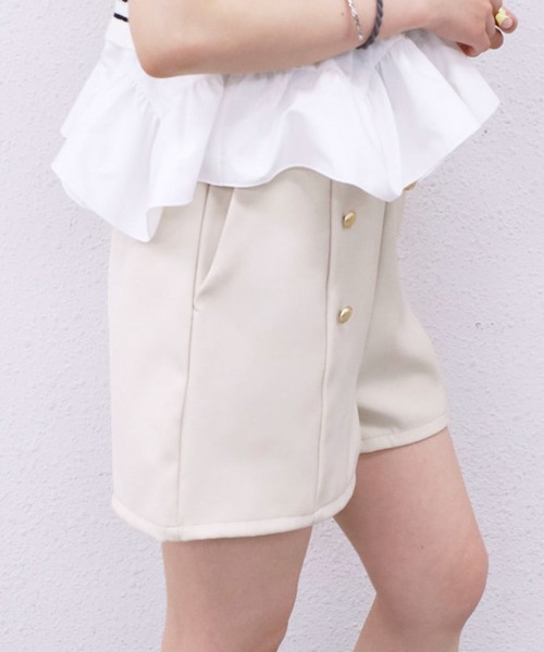 archives(アルシーヴ)の「金釦コンパクトショートパンツ(その他パンツ・レディース・ベージュ/ブラック・MEDIUM)」の5枚目の写真