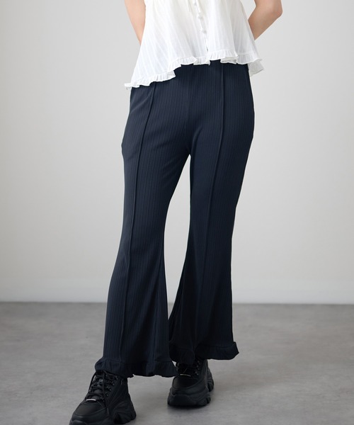 DAYRA（デイラ）の「縦リブ セミフレア 裾フリル ロング パンツ（その他パンツ・レディース・チャコールグレー/グリーン/ブラック・155/160/165）」の2枚目の写真