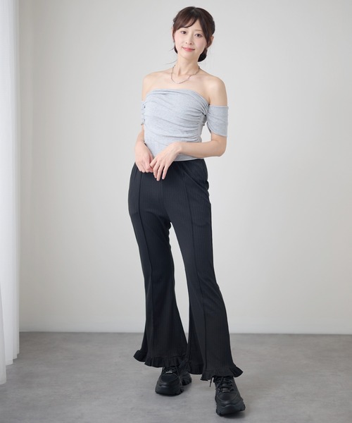 DAYRA（デイラ）の「縦リブ セミフレア 裾フリル ロング パンツ（その他パンツ・レディース・チャコールグレー/グリーン/ブラック・155/160/165）」の4枚目の写真