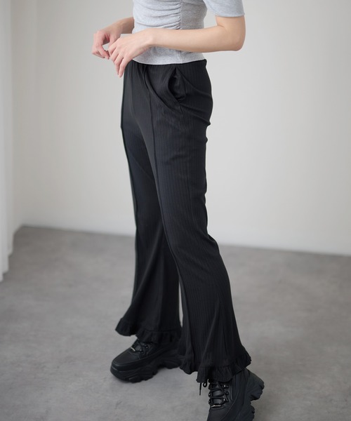 DAYRA（デイラ）の「縦リブ セミフレア 裾フリル ロング パンツ（その他パンツ・レディース・チャコールグレー/グリーン/ブラック・155/160/165）」の8枚目の写真