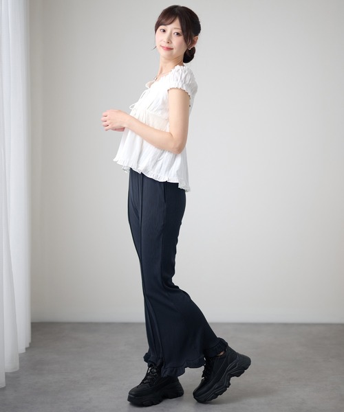 DAYRA（デイラ）の「縦リブ セミフレア 裾フリル ロング パンツ（その他パンツ・レディース・チャコールグレー/グリーン/ブラック・155/160/165）」の9枚目の写真