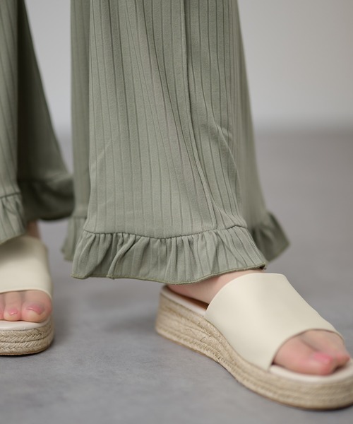 DAYRA（デイラ）の「縦リブ セミフレア 裾フリル ロング パンツ（その他パンツ・レディース・チャコールグレー/グリーン/ブラック・155/160/165）」の22枚目の写真