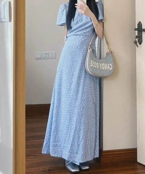 AMAJI(アマジ)の「Vネック フラワープリント ワンピース(ワンピース・レディース・ライトブルー・SMALL/MEDIUM/LARGE/X-LARGE)」の1枚目の写真