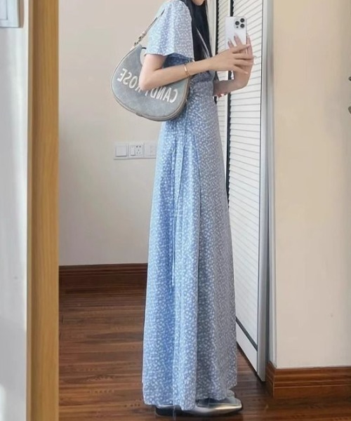 AMAJI(アマジ)の「Vネック フラワープリント ワンピース(ワンピース・レディース・ライトブルー・SMALL/MEDIUM/LARGE/X-LARGE)」の4枚目の写真