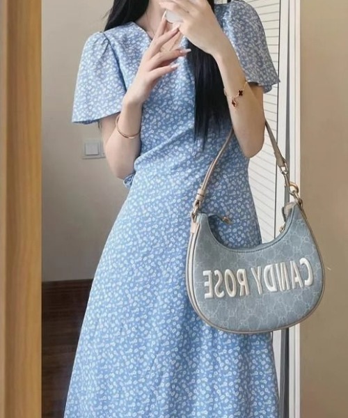AMAJI(アマジ)の「Vネック フラワープリント ワンピース(ワンピース・レディース・ライトブルー・SMALL/MEDIUM/LARGE/X-LARGE)」の3枚目の写真