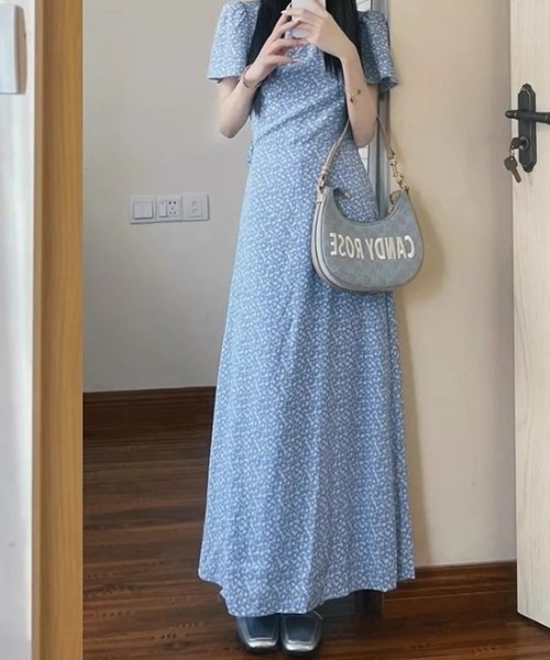 AMAJI(アマジ)の「Vネック フラワープリント ワンピース(ワンピース・レディース・ライトブルー・SMALL/MEDIUM/LARGE/X-LARGE)」の2枚目の写真