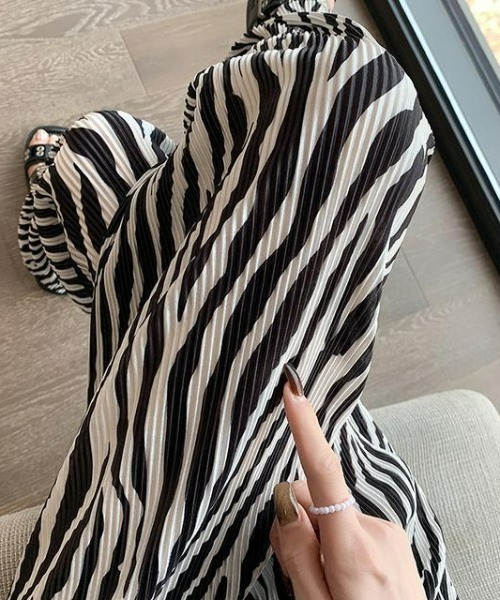 REBALANCE(リバランス)の「レディース ゼブラ柄 ワイドパンツ(その他パンツ・レディース・A/B・X-LARGE/LARGE/MEDIUM)」の3枚目の写真