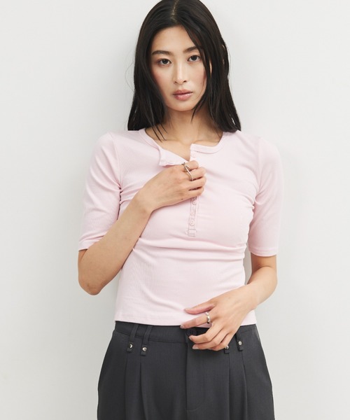 ELTONE(エルトーン)の「ヘンリーネックショートスリーブTEE(Tシャツ/カットソー・レディース・ブラック/ピンク・FREE)」の9枚目の写真