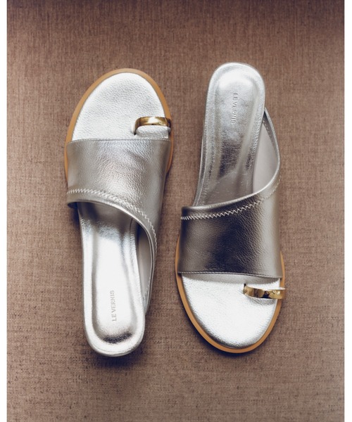 LE VERNIS(ル・ベルニ)の「LE VERNIS(ル・ベルニ)Toe ring sandals(サンダル・レディース・ブラック/シルバー/クリア/ブラウン・24.5㎝/23.5/24.5/23.5cm)」の3枚目の写真