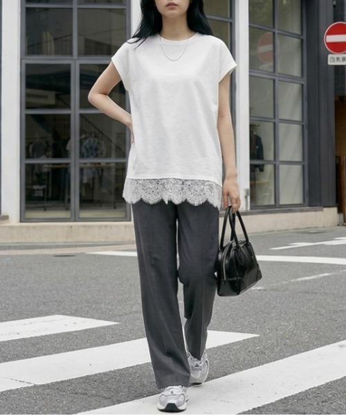 AMELY（エミリー）の「裾レースデザインTシャツ（Tシャツ/カットソー・レディース・ホワイト/ブラック・フリー）」の17枚目の写真