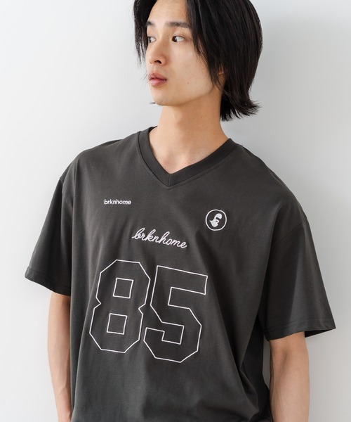 brknhome(ブロークンホーム)の「【BRKNHOME/ブロークンホーム】×【ZERO STAIN/ゼロステイン】【ホッケー風デザイン】コラボTシャツ 汗染み防止 ワンポイント オーバーサイズ(Tシャツ/カットソー・メンズ・ホワイト/チャコールグレー・MEDIUM/LARGE)」の5枚目の写真