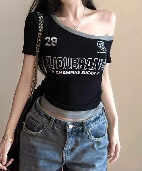 SHEENA(シーナ)の「ワンショルスポーツロゴフィットTシャツ(Tシャツ/カットソー・レディース・グレー/ブラック・M)」の3枚目の写真