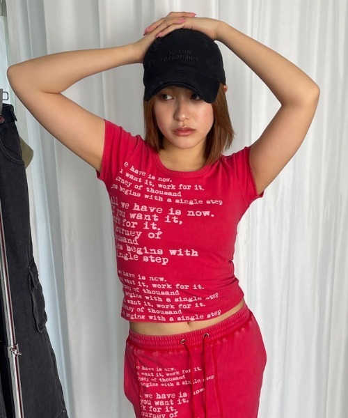 ROGER AND RAW（ロジャーアンドロウ）の「タイピングロゴ ショートTシャツ（Tシャツ/カットソー・レディース・ホワイト/ブラック/レッド/カーキ・FREE）」の4枚目の写真