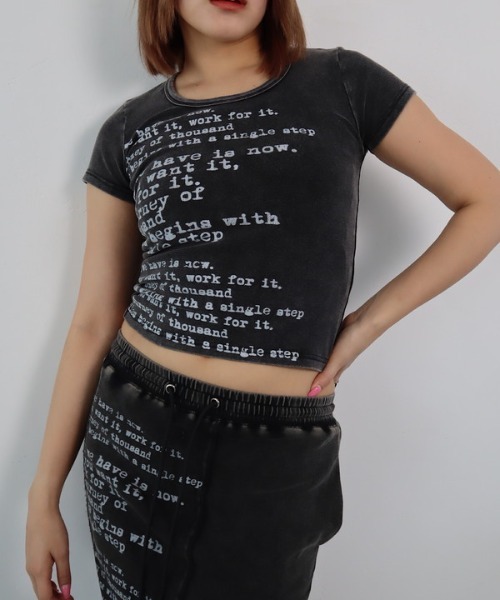 ROGER AND RAW（ロジャーアンドロウ）の「タイピングロゴ ショートTシャツ（Tシャツ/カットソー・レディース・ホワイト/ブラック/レッド/カーキ・FREE）」の2枚目の写真