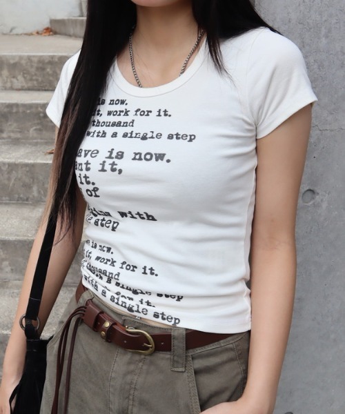 ROGER AND RAW（ロジャーアンドロウ）の「タイピングロゴ ショートTシャツ（Tシャツ/カットソー・レディース・ホワイト/ブラック/レッド/カーキ・FREE）」の8枚目の写真