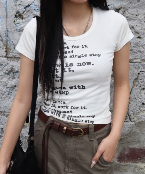 ROGER AND RAW（ロジャーアンドロウ）の「タイピングロゴ ショートTシャツ（Tシャツ/カットソー・レディース・ホワイト/ブラック/レッド/カーキ・FREE）」の7枚目の写真