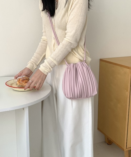 Alum'(アルム)の「ギャザーショルダーミニバッグ(ショルダーバッグ・レディース・アイボリー/ブラウン/ブラック/ピンク・FREE)」の4枚目の写真